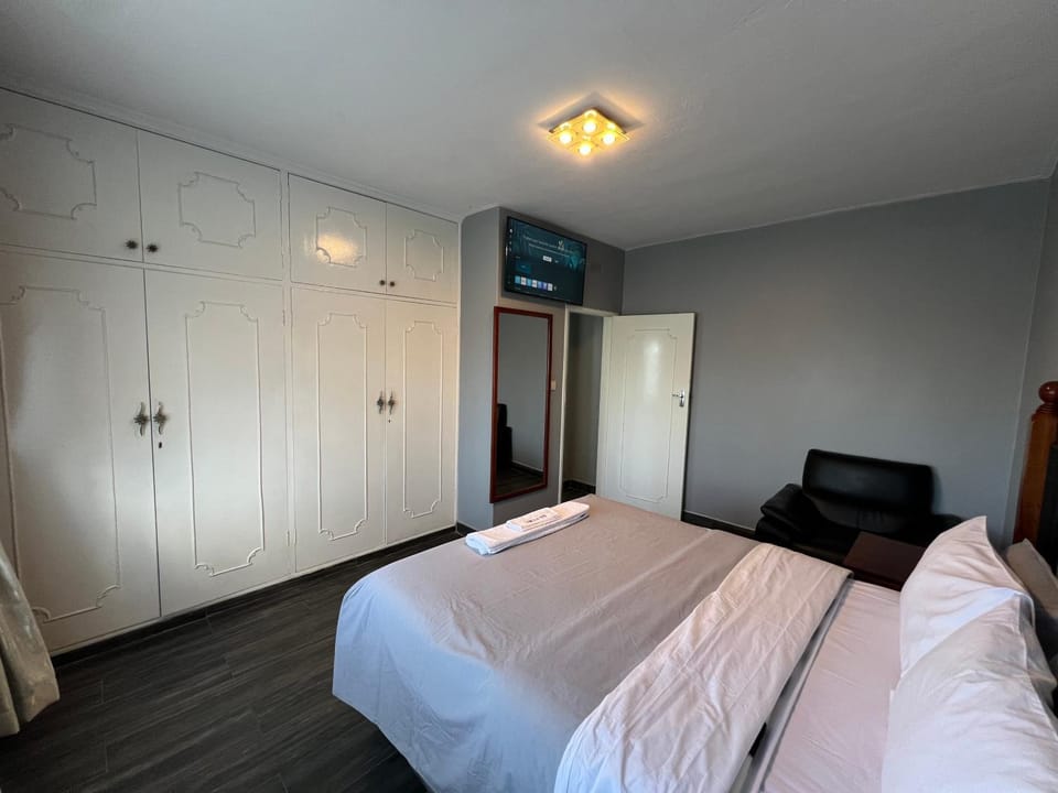 Bed, TV and multimedia, Bedroom, wardrobe