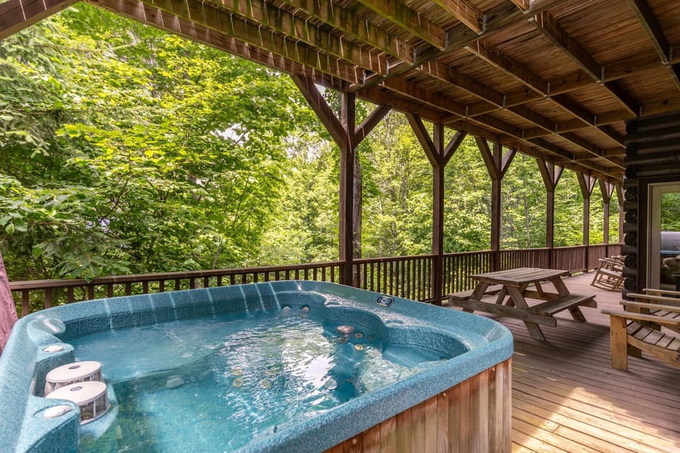 Four Points with mountain views king with fireplace on main hot tub pet friendly House in Brushy Fork