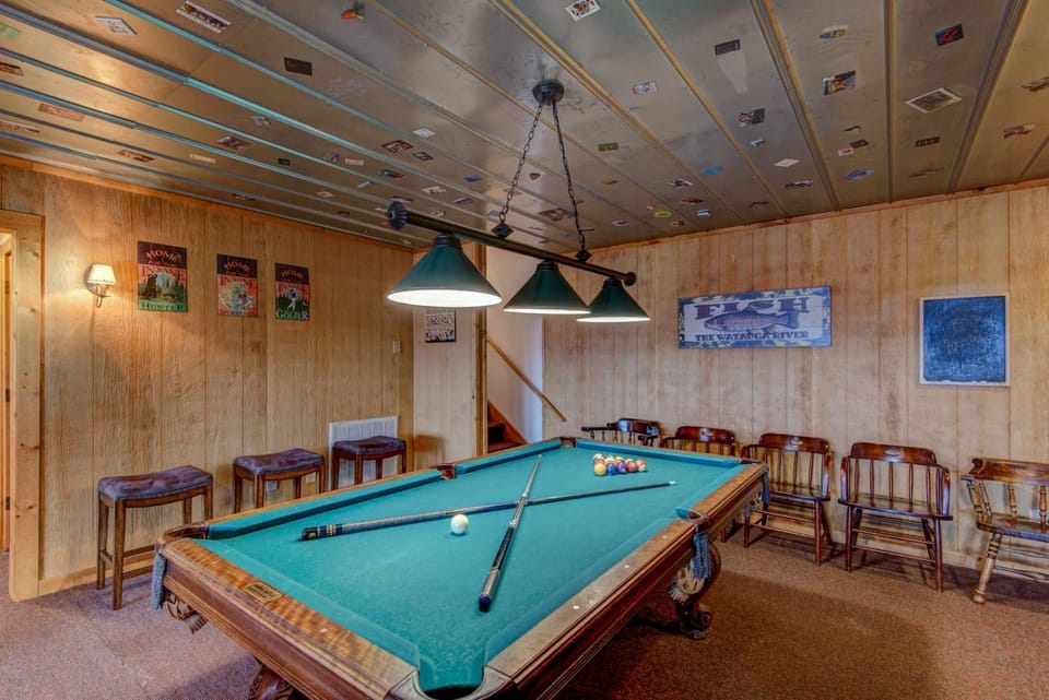 Four Points with mountain views king with fireplace on main hot tub pet friendly House in Brushy Fork