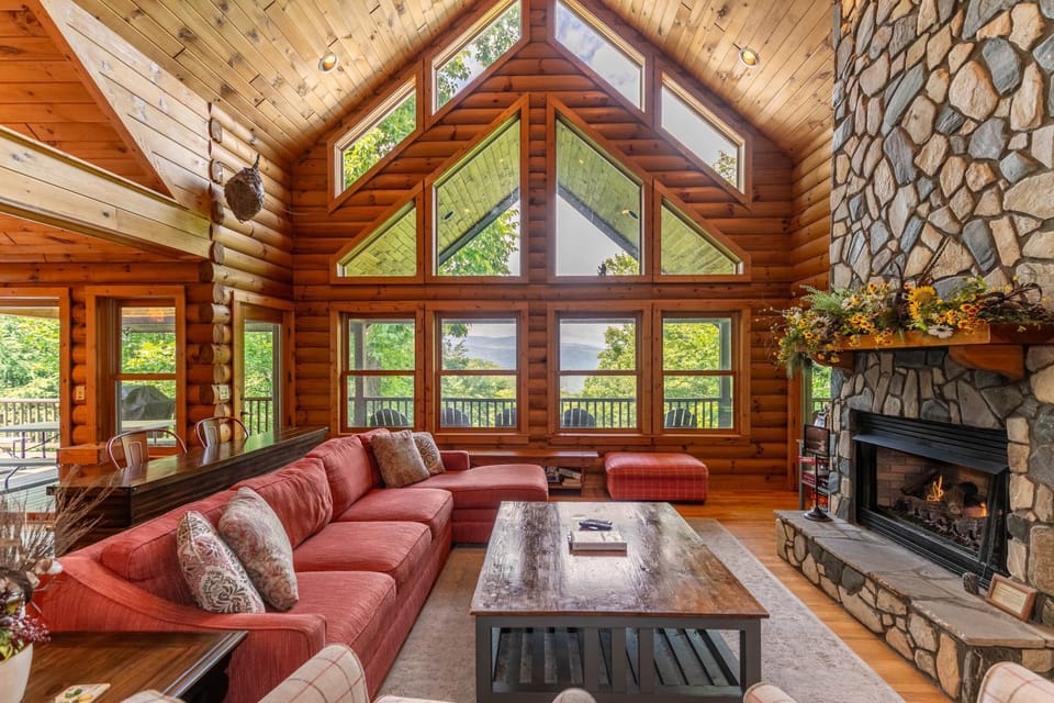 Four Points with mountain views king with fireplace on main hot tub pet friendly House in Brushy Fork