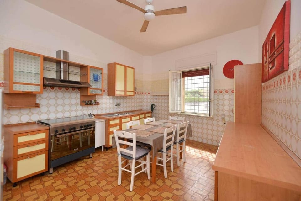 Kitchen or kitchenette, Dining area, oven, stove