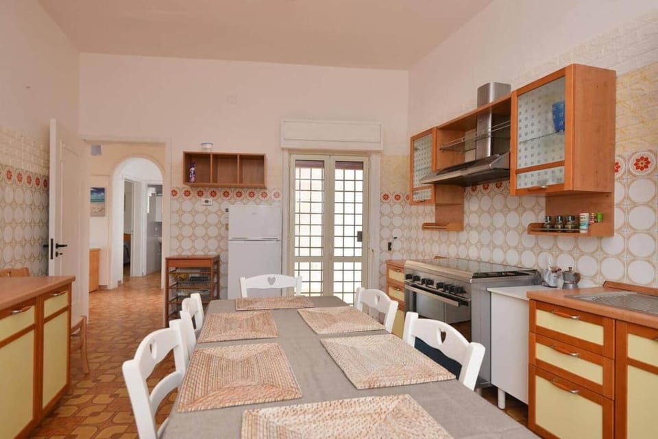 Kitchen or kitchenette, Dining area, stove
