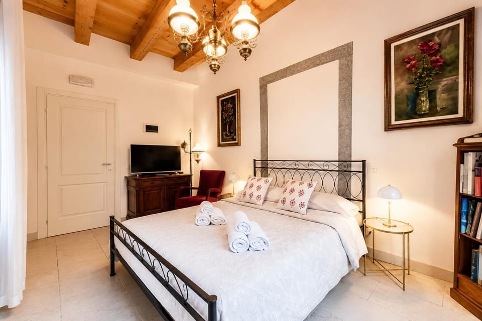 Bed, Library, Photo of the whole room, Bedroom, towels