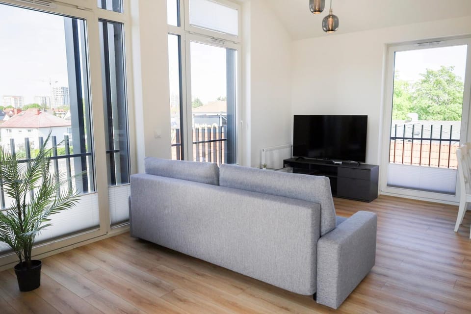 TV and multimedia, Living room, Seating area, Evening entertainment