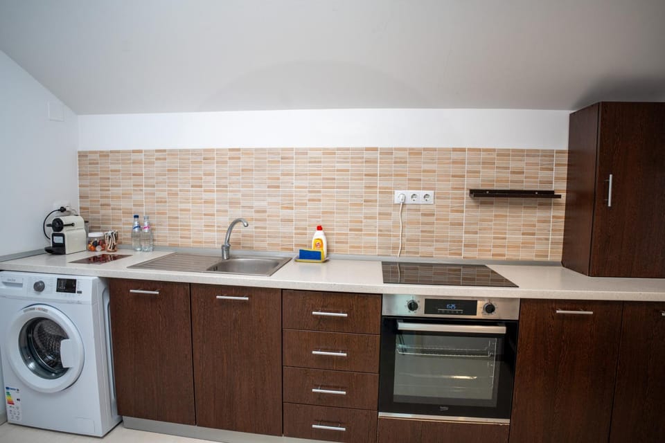 Kitchen or kitchenette, minibar, oven, stove, washing machine