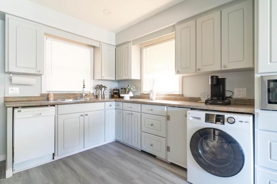 Coffee/tea facilities, Kitchen or kitchenette, dishwasher, washing machine, dryer