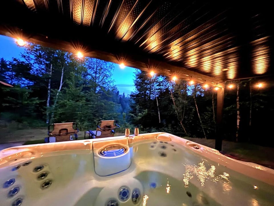 Chalet Espace Boréal : spa, plage, billard House in Saint-Alexis-des-Monts