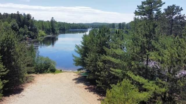 Chalet Espace Boréal : spa, plage, billard House in Saint-Alexis-des-Monts