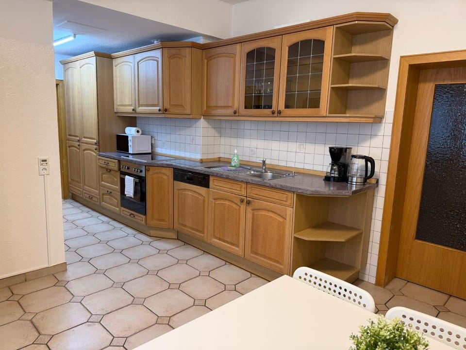 Coffee/tea facilities, Kitchen or kitchenette, dishwasher, oven, stove