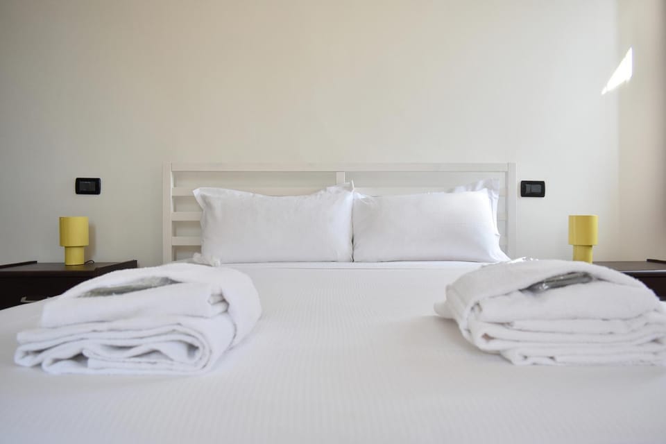 Bed, Bedroom, towels