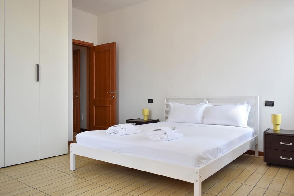 Bed, Bedroom, towels, wardrobe