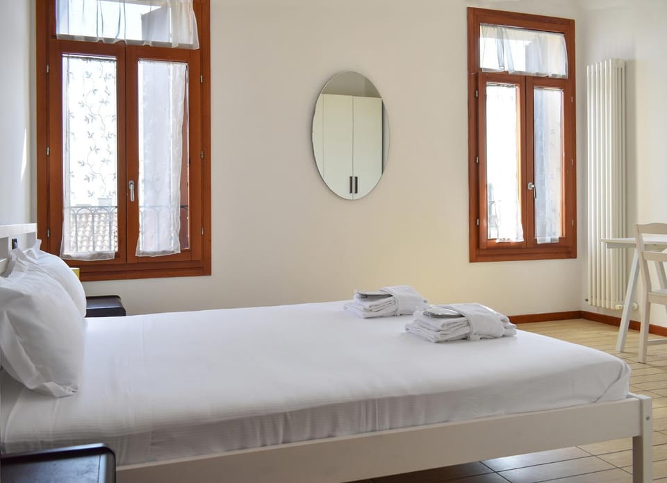 Bed, Bedroom, towels