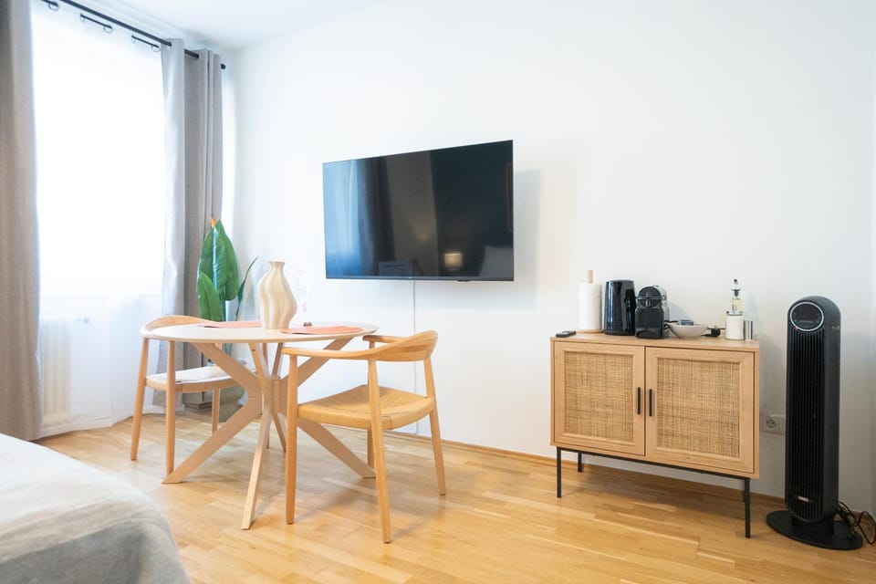 TV and multimedia, Coffee/tea facilities, Photo of the whole room, Dining area, Bedroom