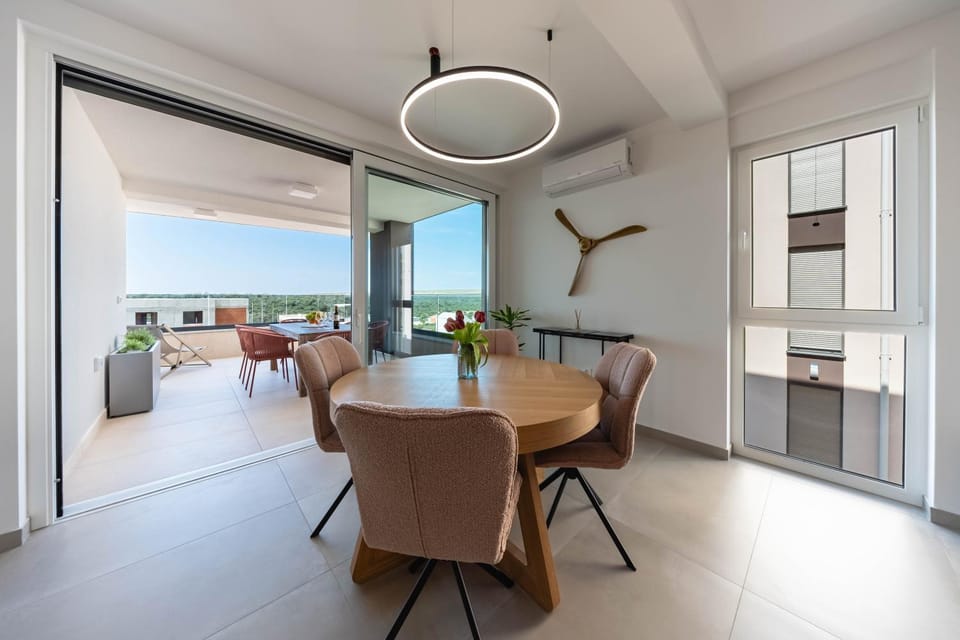 View (from property/room), Balcony/Terrace, Dining area, Sea view