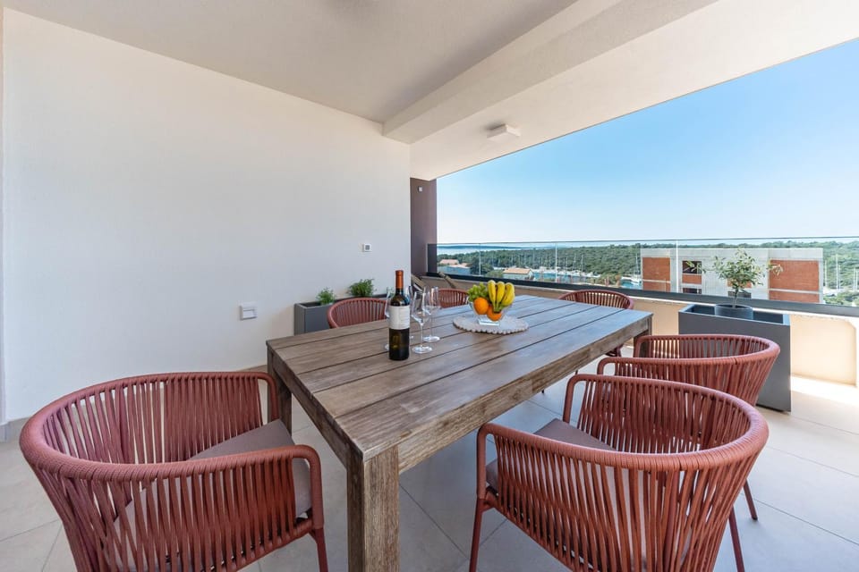 View (from property/room), Balcony/Terrace, Seating area, Dining area