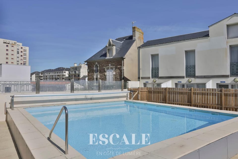 Vue mer piscine & plage au pied de la résidence Apartment in Les Sables-d'Olonne