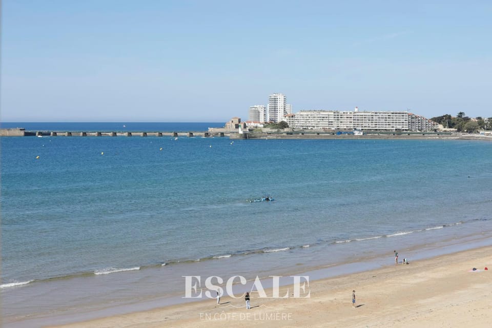 Vue mer piscine & plage au pied de la résidence Apartment in Les Sables-d'Olonne
