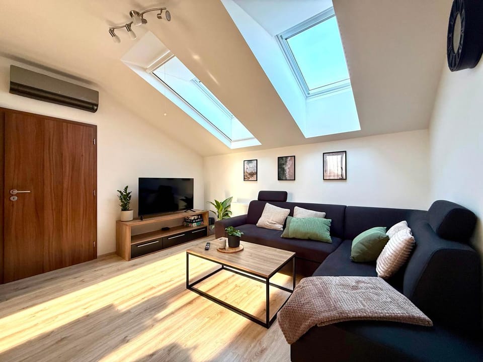 Communal lounge/ TV room, TV and multimedia, Living room, Seating area