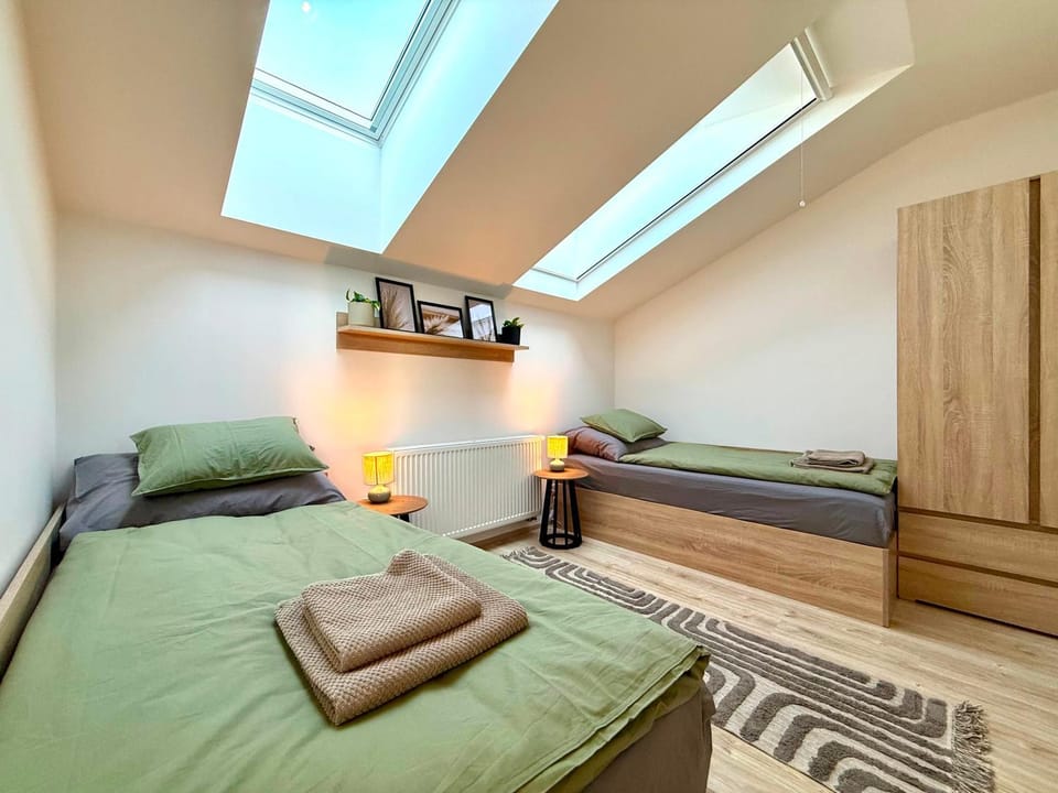 Bed, People, Photo of the whole room, wardrobe