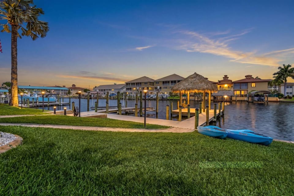 Heated Pool, Spa, Tiki Hut & Gulf Access Fun Await - Orchid House - Roelens House in Cape Coral