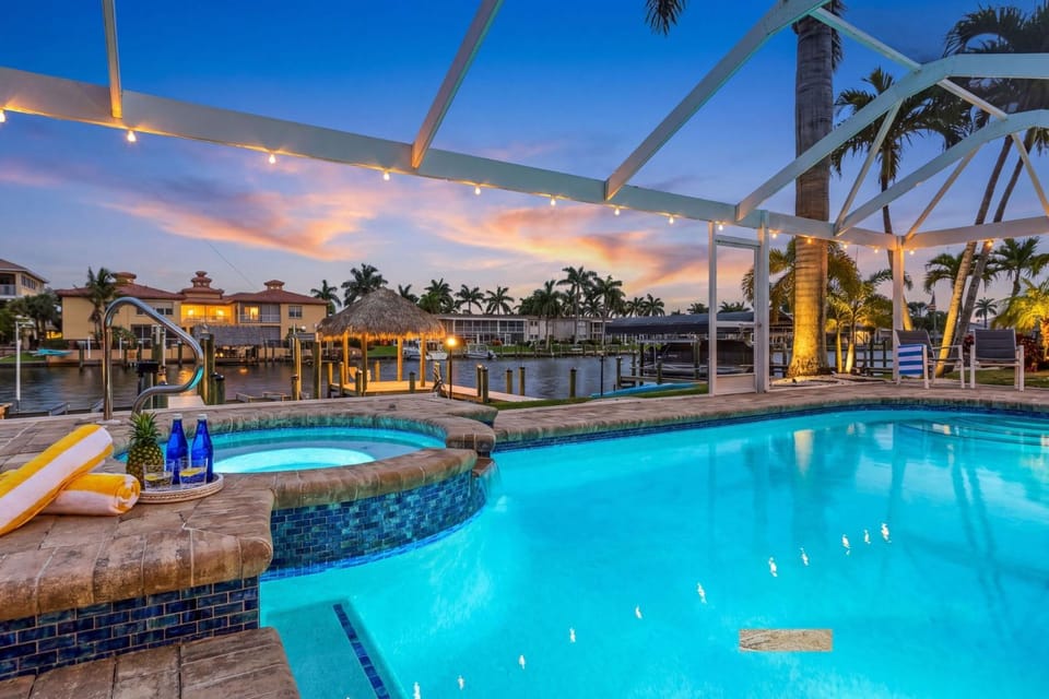 Heated Pool, Spa, Tiki Hut & Gulf Access Fun Await - Orchid House - Roelens House in Cape Coral