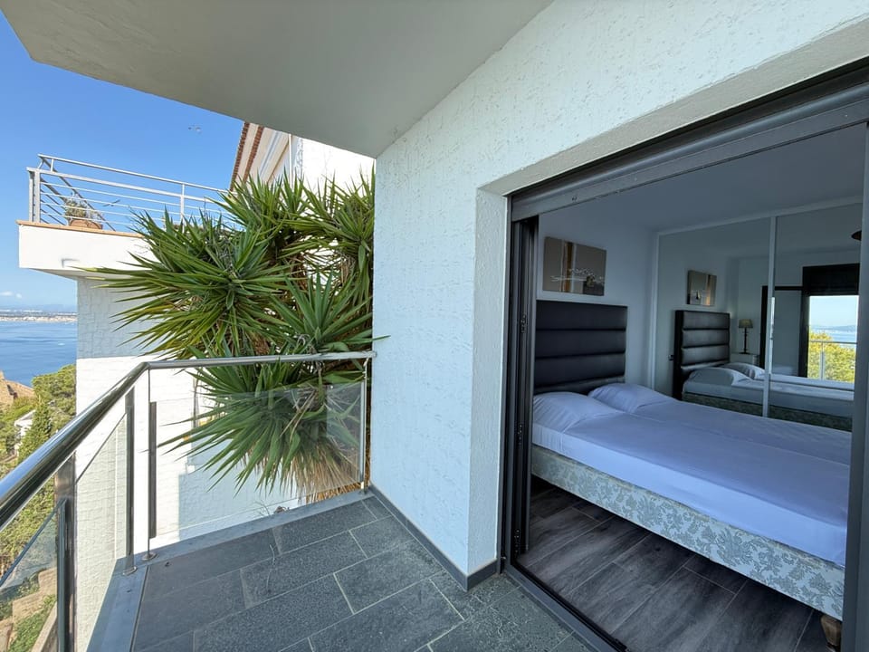 Bed, Balcony/Terrace, Sea view