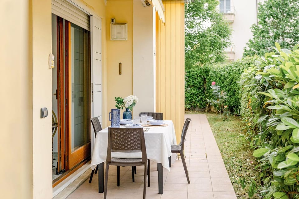 Property building, Patio, Spring, Day, Garden, View (from property/room), Balcony/Terrace, Dining area, Garden view, air conditioner