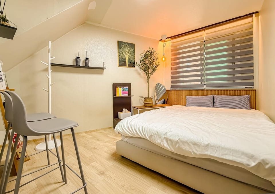 Cozy Stay near Gwangheungchang Station, hongdae 5 minutes,Seongsu 15minutes Apartment in Seoul