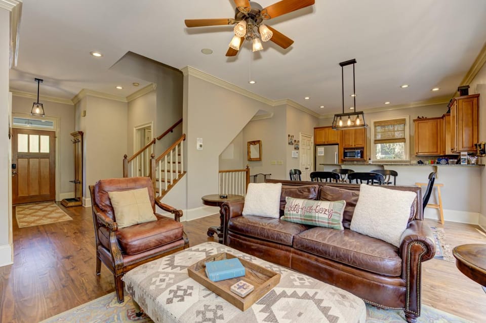 Camp MJ | Big Canoe | Sleeps 13, Stone Fireplace Porch + Hot Tub House in Georgia