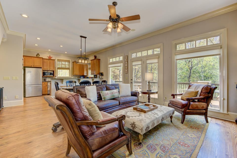 Camp MJ | Big Canoe | Sleeps 13, Stone Fireplace Porch + Hot Tub House in Georgia