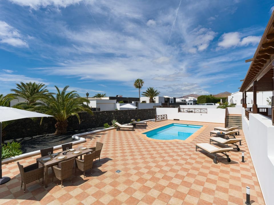 Garden, Dining area, Swimming pool