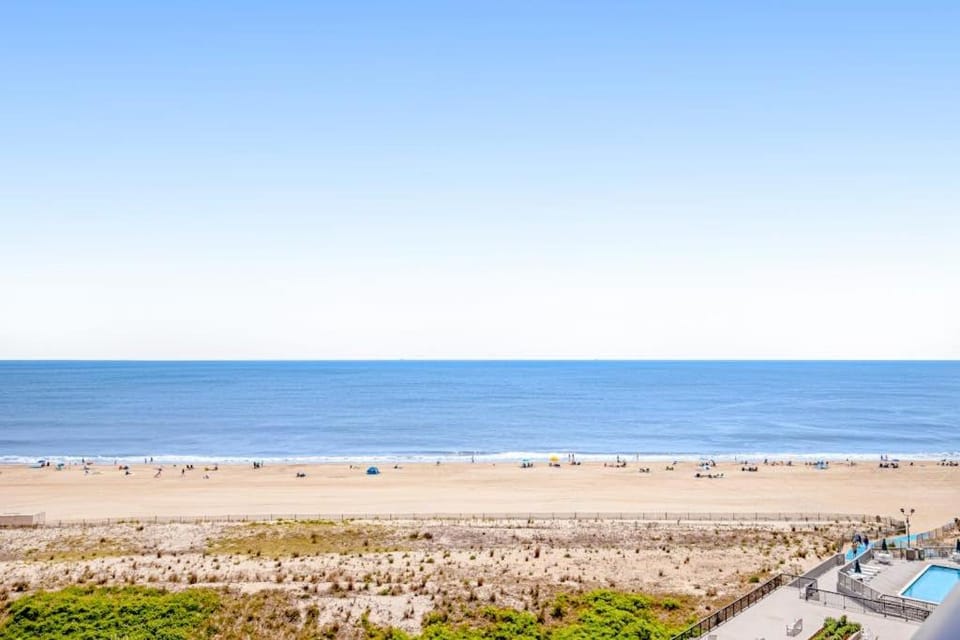 Sea Colony Ocean 8th floor condo with tennis & basketball courts House in Sea Colony