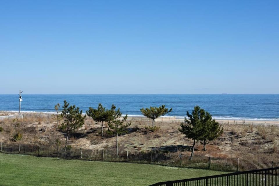 Sea Colony Ocean 2nd floor condo with elevator tennis court & basketball court House in Sea Colony