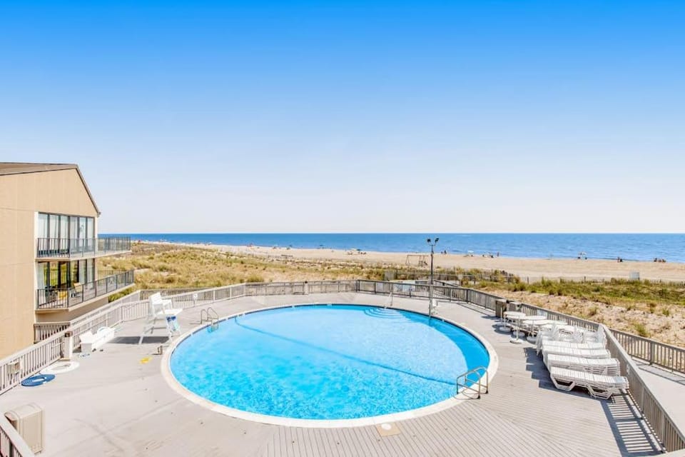 Sea Colony Ocean 7th floor condo with pool shared sauna & tennis court House in Sussex County
