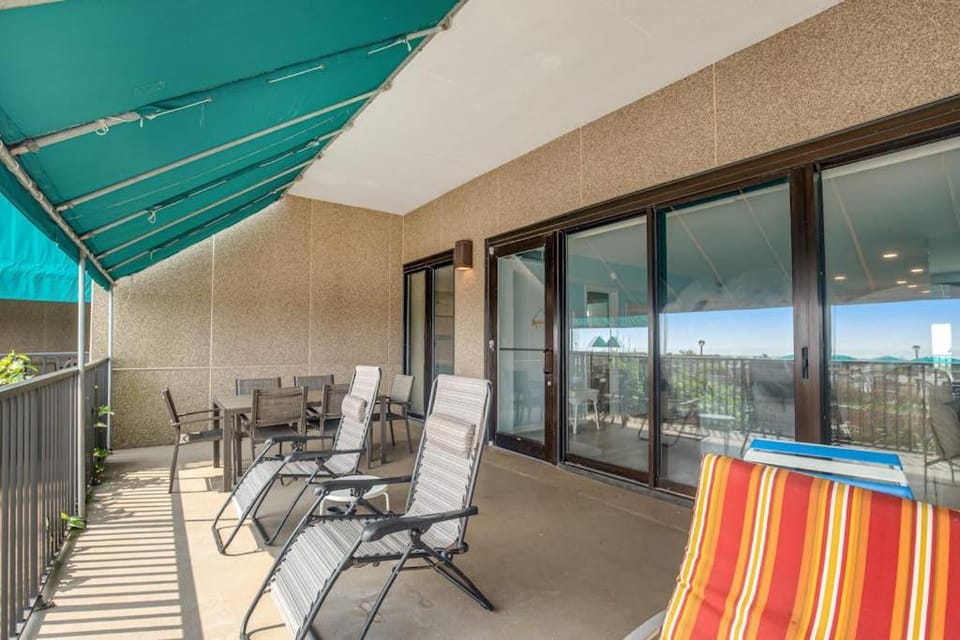 Sea Colony Ocean 1st floor condo with gym pool hot tub & sauna House in Sea Colony