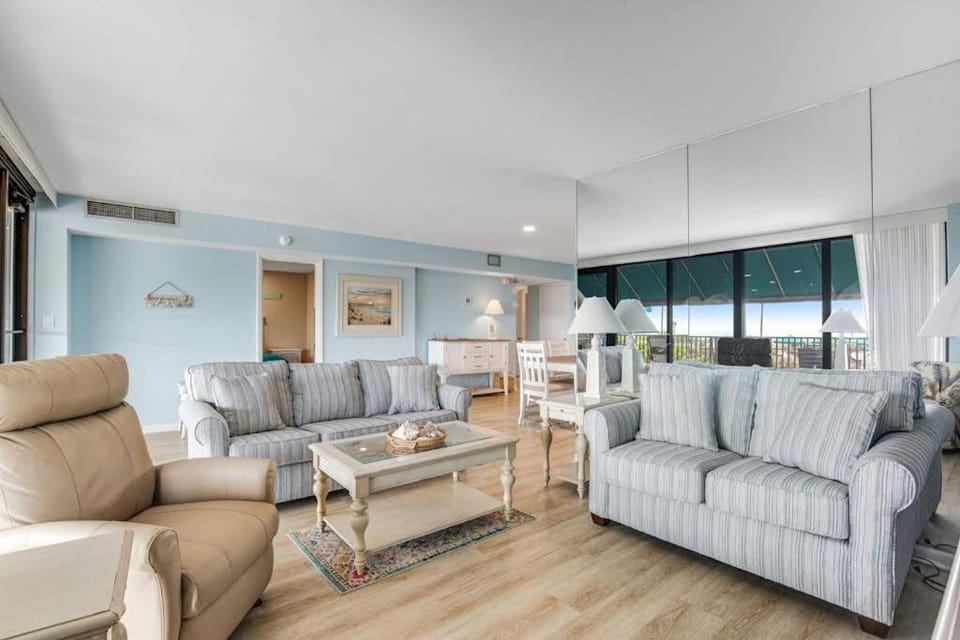 Sea Colony Ocean 1st floor condo with gym pool hot tub & sauna House in Sea Colony