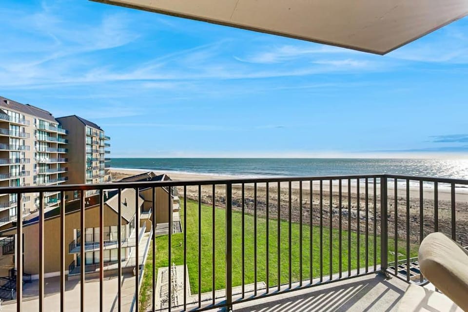 Sea Colony Ocean 6th floor condo with basketball court gym House in Sea Colony