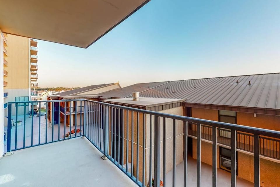 Sea Colony oceanfront 3rd floor condo with free WiFi shared sauna & tennis court House in Sussex County
