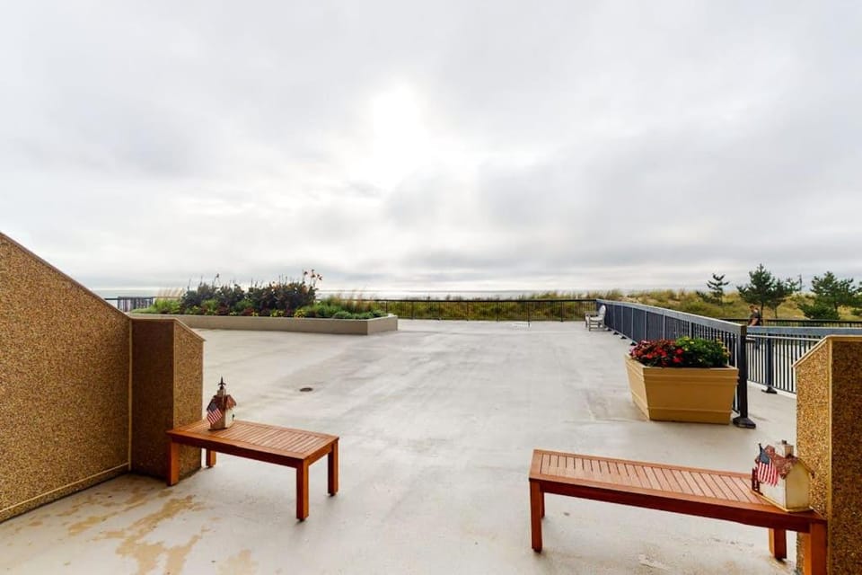 Sea Colony Ocean 1st floor condo with pools private beach & free WiFi House in Sea Colony
