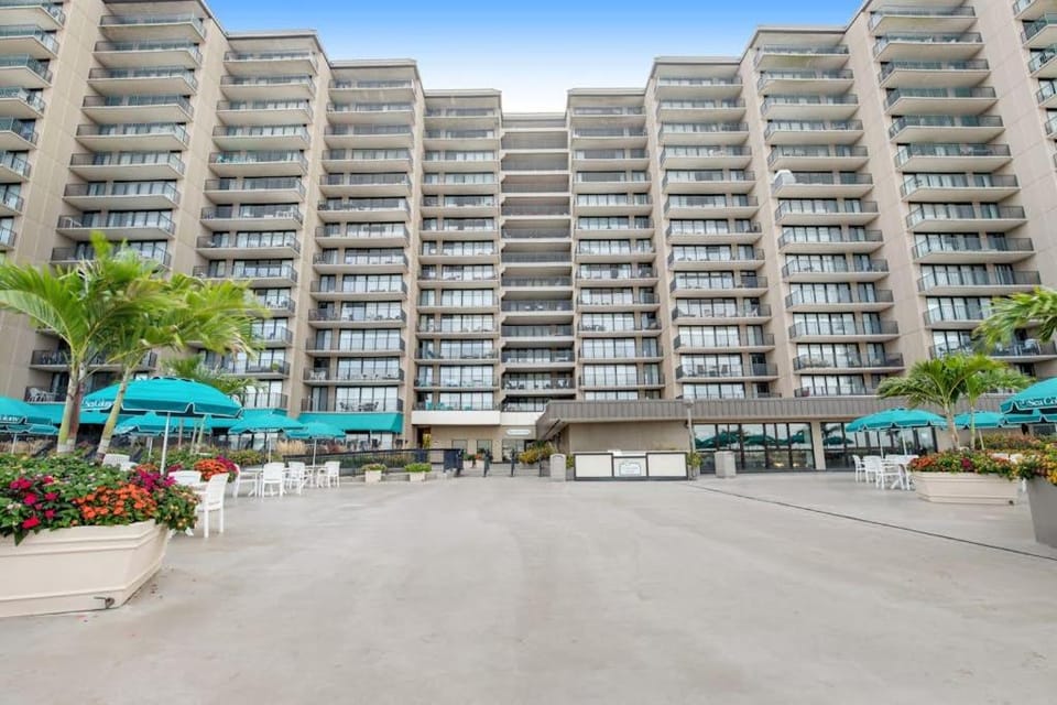 Sea Colony Ocean 1st floor condo with pool tennis court & elevator House in Sea Colony