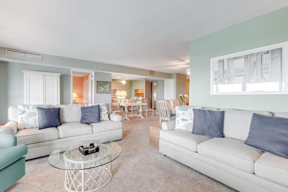 Sea Colony Ocean 1st floor condo with pool tennis court & elevator House in Sea Colony