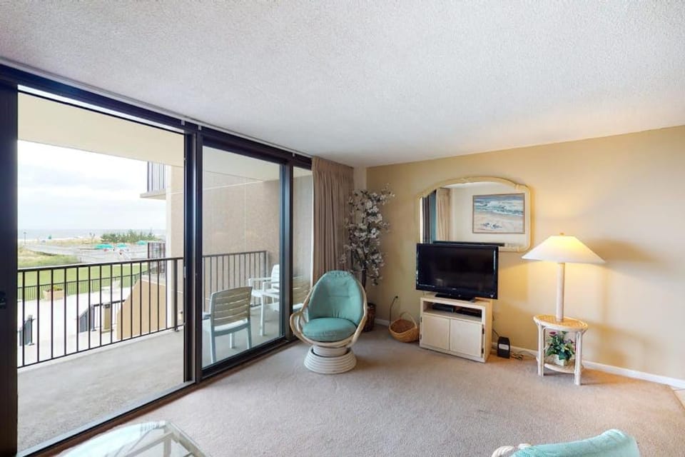 Sea Colony 2nd floor condo with free WiFi shared tennis court & sauna with an ocean view House in Sea Colony
