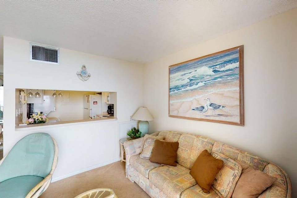 Sea Colony 2nd floor condo with free WiFi shared tennis court & sauna with an ocean view House in Sea Colony