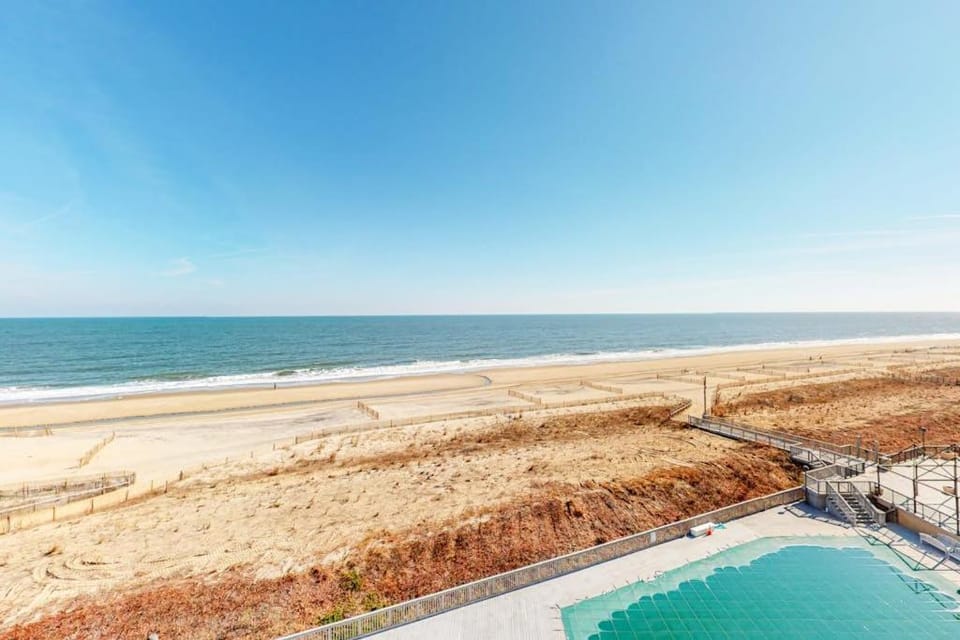 Sea Colony Ocean 6th floor condo with tennis court basketball court & balcony House in Sea Colony