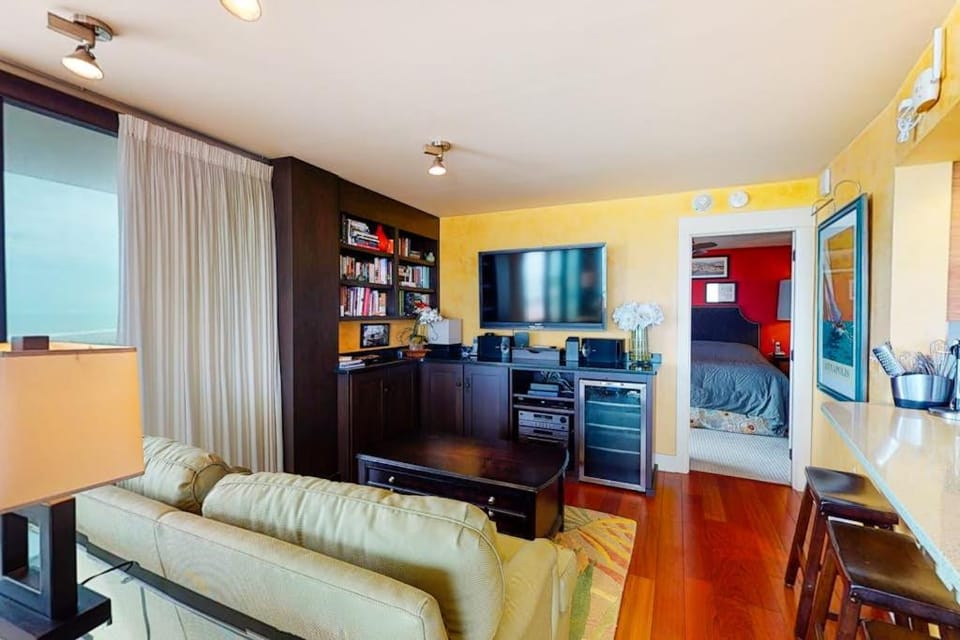 Sea Colony 3rd floor condo with shared sauna gym pool & ocean view House in Sea Colony
