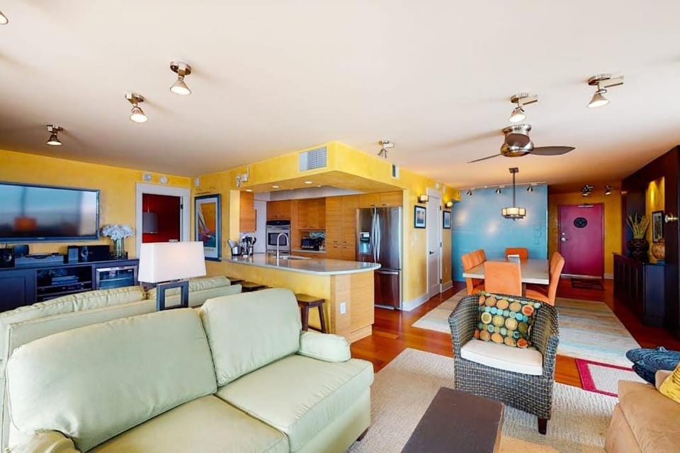 Sea Colony 3rd floor condo with shared sauna gym pool & ocean view House in Sea Colony