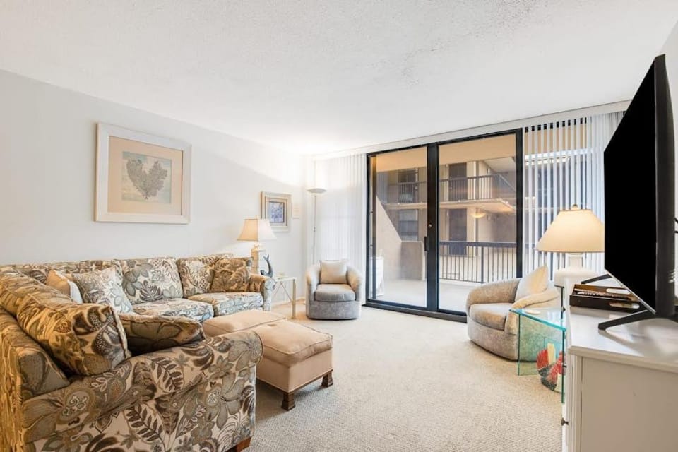 Sea Colony oceanfront 1st floor condo with shared basketball court sauna elevator House in Sussex County