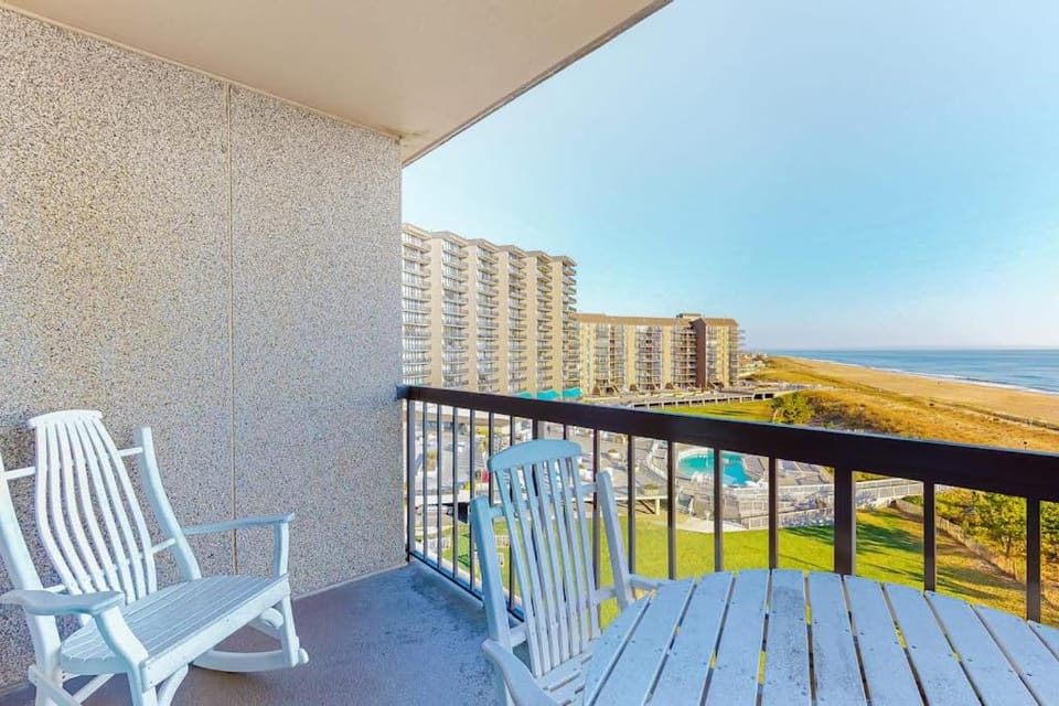 Sea Colony Ocean 6th floor condo wit balcony tennis court & basketball court House in Sea Colony