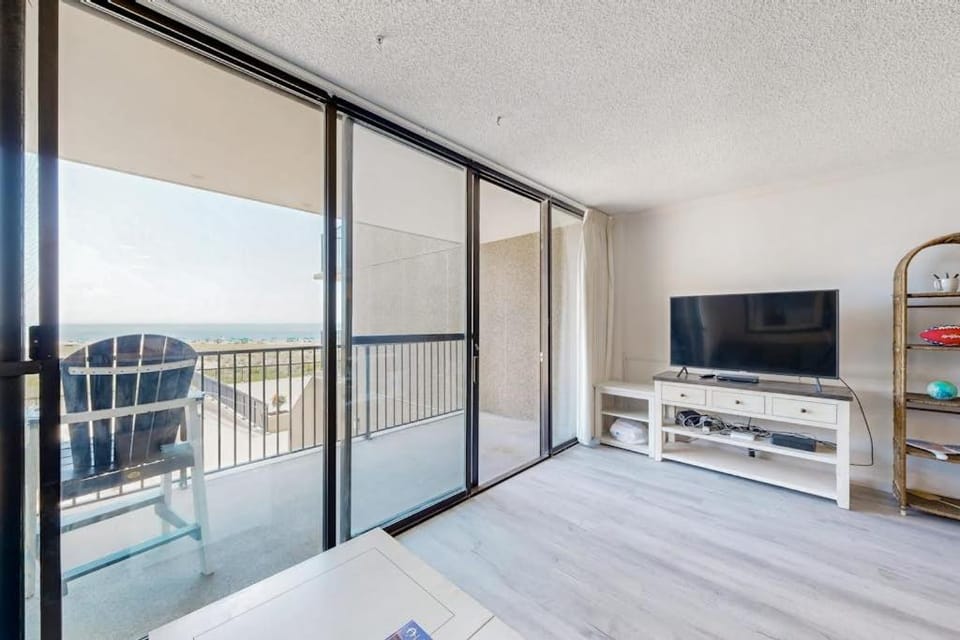 Sea Colony Ocean 2nd floor condo with elevator & gym near beach House in Sea Colony