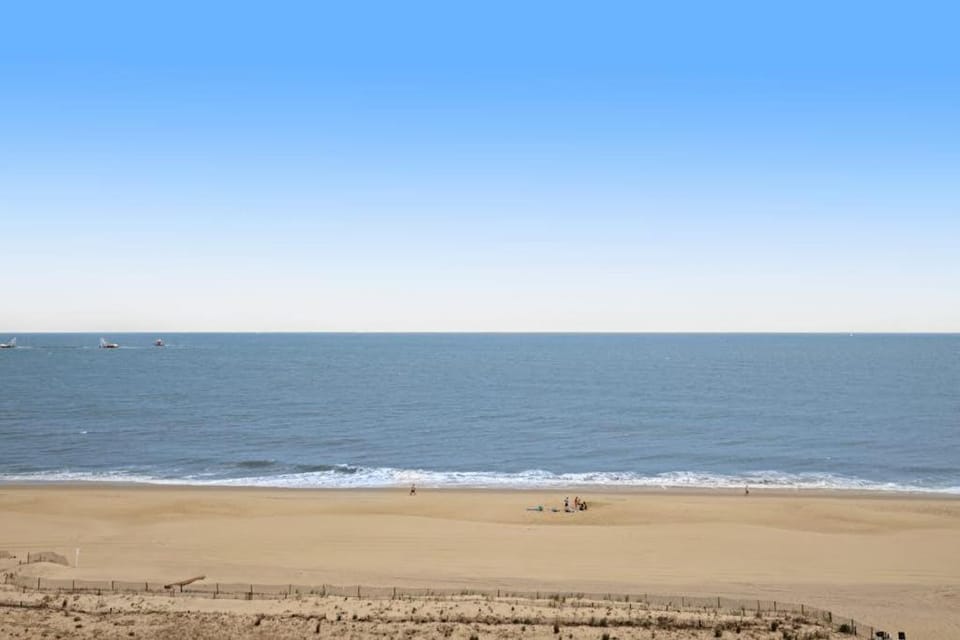 Sea Colony 8th floor condo with free WiFi balcony shared pool & ocean view House in Sussex County
